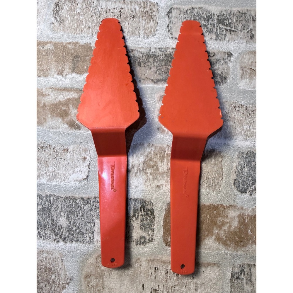 Vintage Tupperware Orange Pie Cake Server Set of 2 Serrated Edge Plastic - Picture 2 of 4